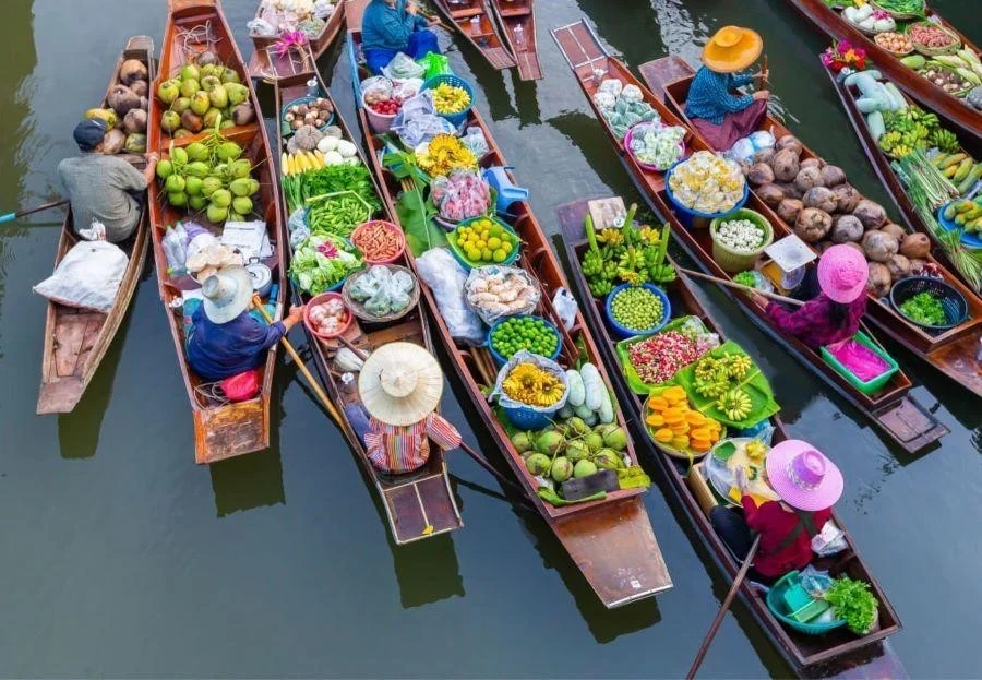 Khung cảnh mua bán vô cùng sống động tại chợ nổi