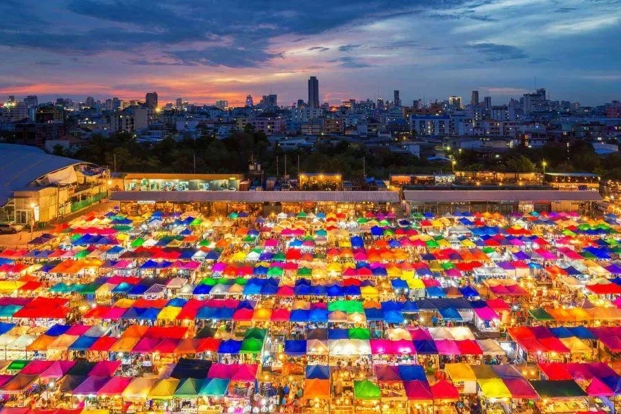 Chợ Chatuchak hoạt động sôi nổi và rực rỡ sắc màu vào buổi đêm