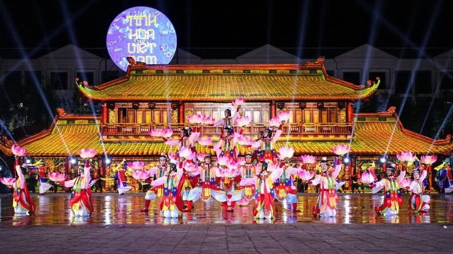 show diễn “Tinh Hoa Việt Nam” là một show diễn thực cảnh, được dàn dựng công phu kết hợp với công nghệ trình chiếu hiện đại