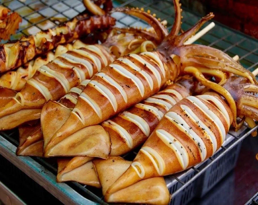Mực tươi nguyên con được nướng lên