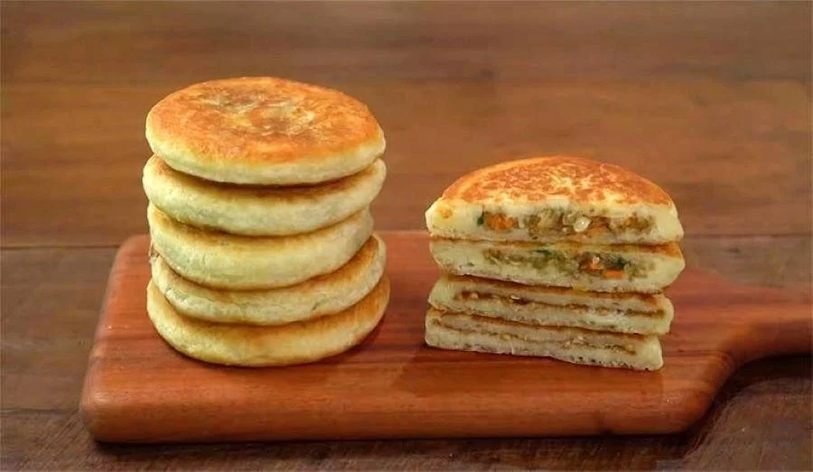 Hotteok có lớp ngoài giòn tan và vị béo ngọt bên trong