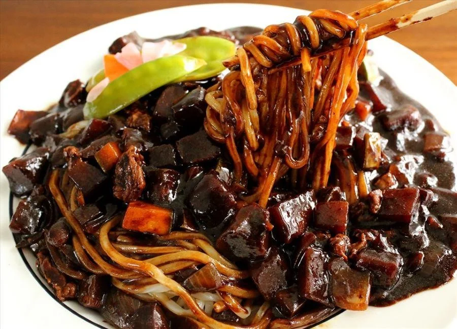 Mì tương đen - một trong những món ăn quốc dân của Hàn Quốc