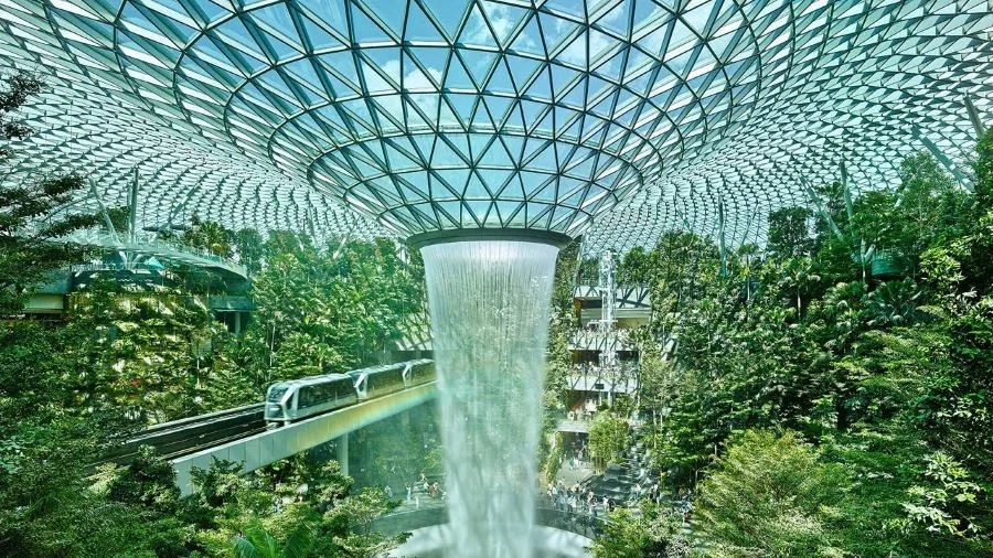 Jewel Changi Singapore là trung tâm thương mại nổi tiếng nằm ngay tại sân bay quốc tế Changi