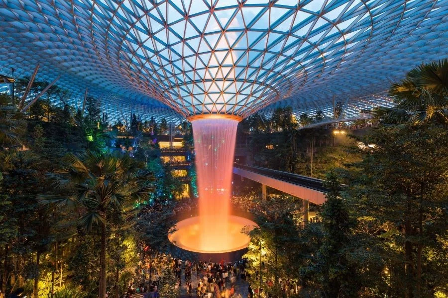 Jewel Changi Singapore là trung tâm thương mại nổi tiếng nằm ngay tại sân bay quốc tế Changi
