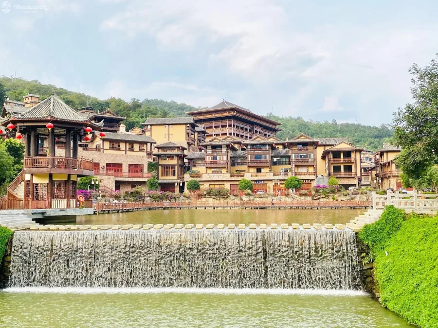 Bình Biên không chỉ níu chân du khách bởi cảnh quan thiên nhiên hoang sơ, hùng vĩ mà còn bởi những nét văn hóa độc đáo của người Miêu
