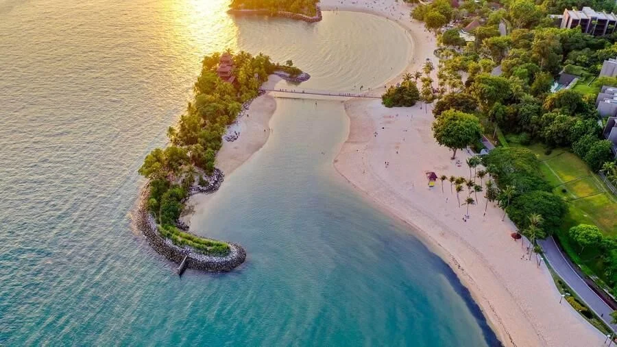 Tanjong Beach là một bãi biển yên bình và ít đông đúc hơn