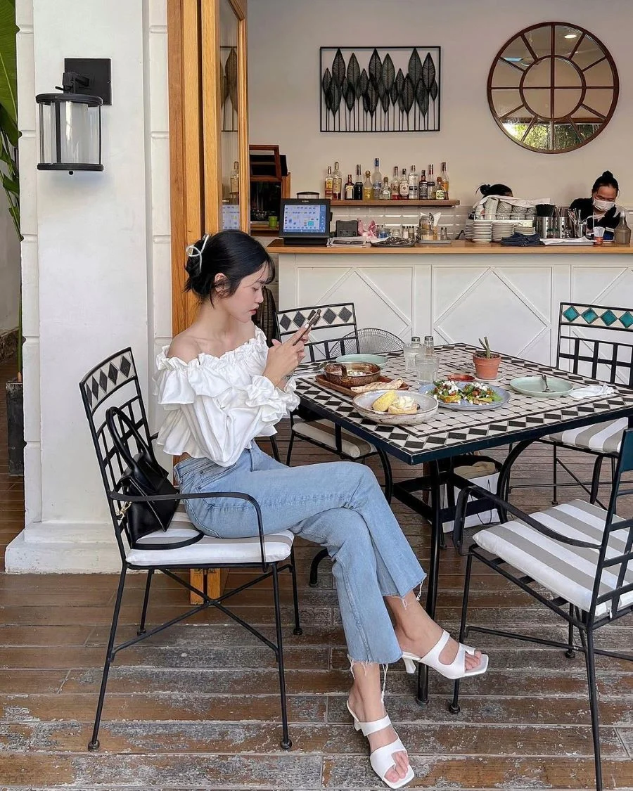 Mẫu chụp trộm tại quán cà phê