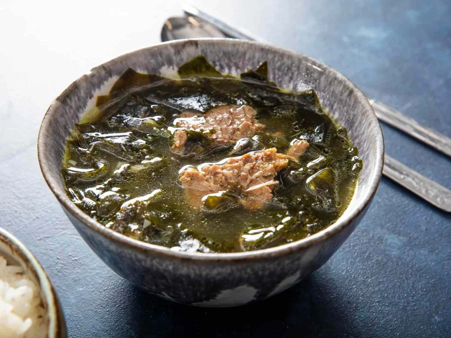 Canh rong biển là một phần không thể thiếu trong bữa tiệc sinh nhật của người Hàn Quốc