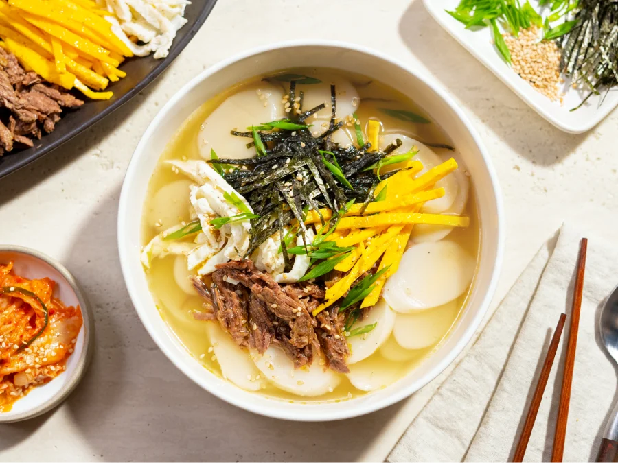 Tteokguk, món canh bánh gạo thơm ngon, là linh hồn của Tết Nguyên đán Hàn Quốc