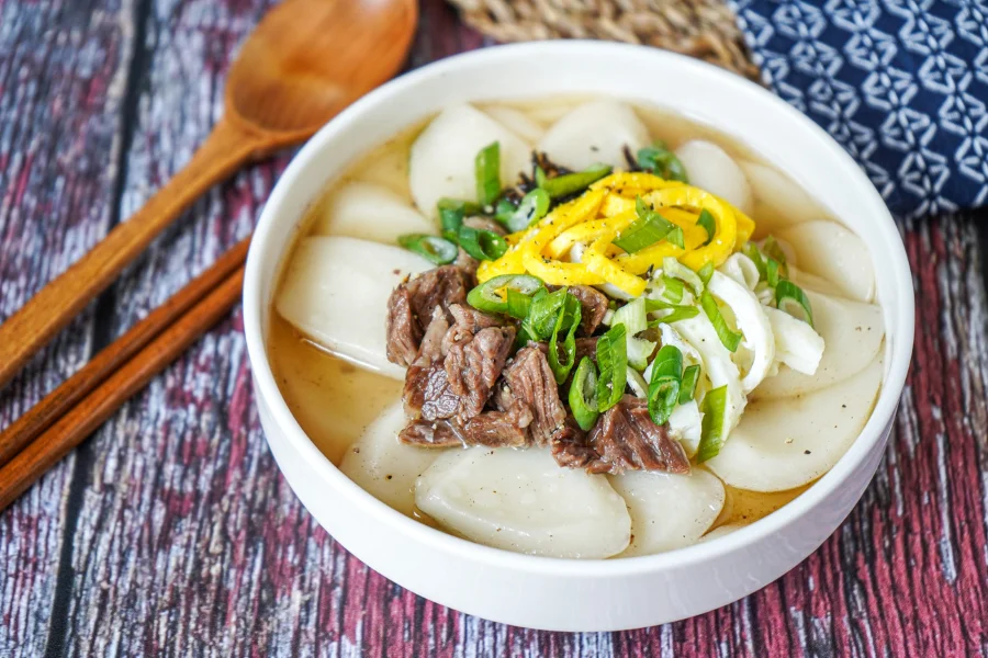 Người Hàn tin rằng việc ăn một bát tteokguk vào ngày đầu năm mới đồng nghĩa với việc thêm một tuổi