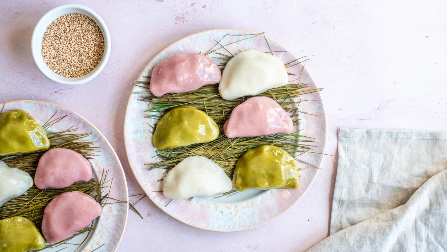 Songpyeon, những chiếc bánh gạo hình bán nguyệt xinh xắn, là linh hồn của lễ Chuseok - Tết Trung thu Hàn Quốc