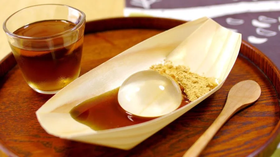 Mochi giọt nước thường được thưởng thức kèm với Kinako - một loại bột đậu nành rang và siro đường có màu đen sánh mịn 