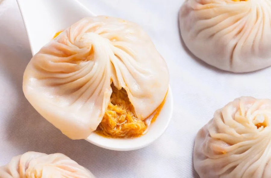 Điểm đặc biệt của Tiểu Long Bao Đài Loan đó chính là phần nhân "súp" được làm từ nước xương hầm cô đặc, vô cùng hấp dẫn