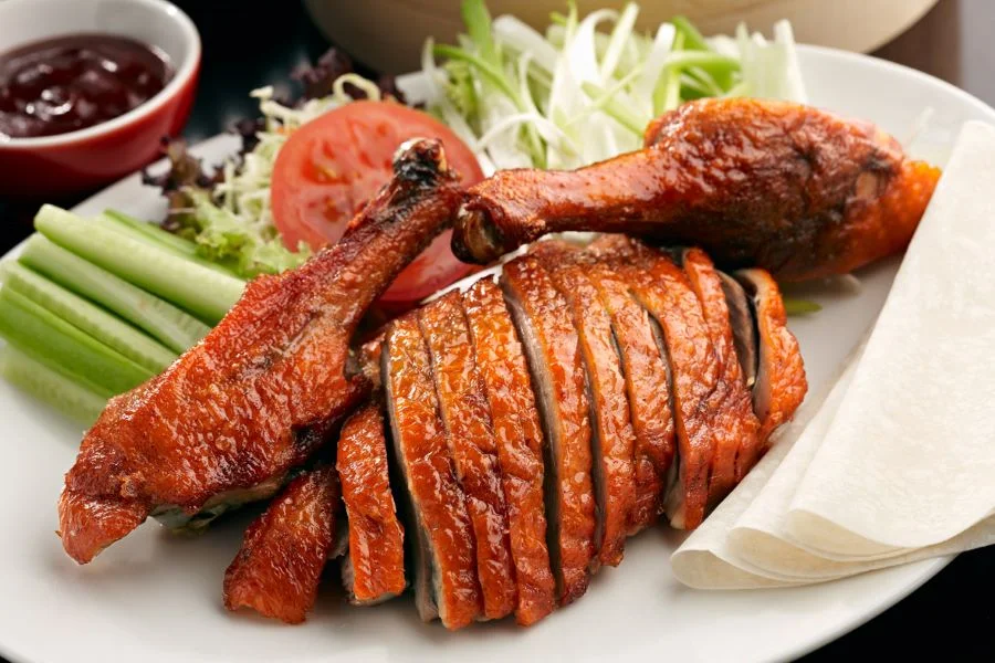 Món ngỗng quay Siu Gno được nướng trên than hồng, tạo nên lớp vỏ vàng óng ánh và thịt thơm ngon