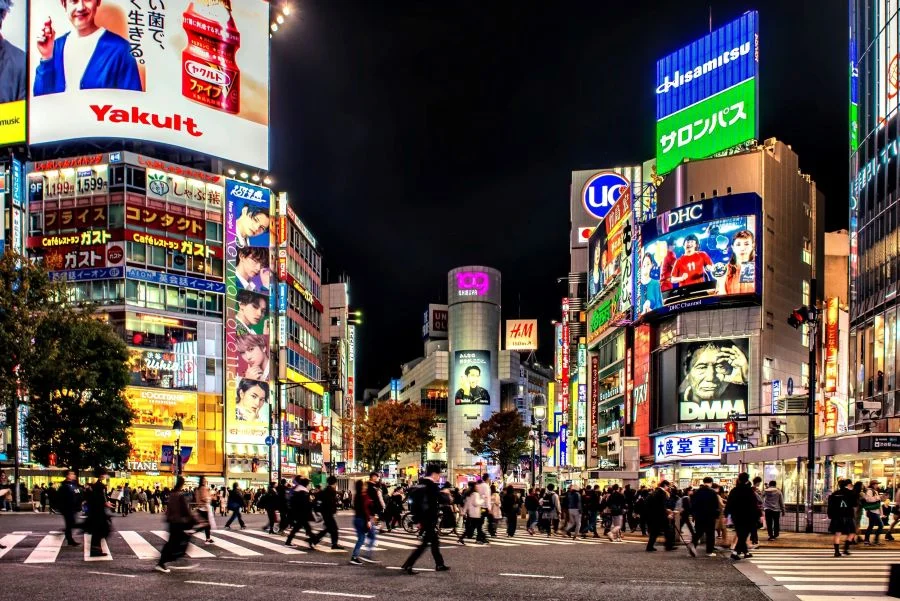 Hệ thống các màn hình LED hiện đại khổng lồ được trang bị ngay tại khu vực giao lộ Shibuya 