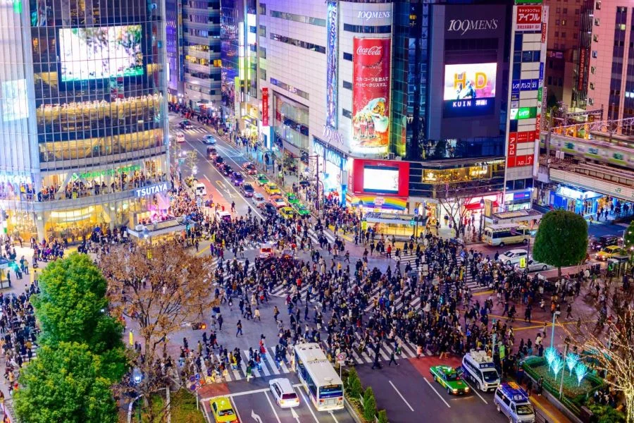 Ngã tư Shibuya được biết đến là giao lộ đi bộ bận rộn bậc nhất trên thế giới, tọa lạc tại Shibuya (Tokyo)
