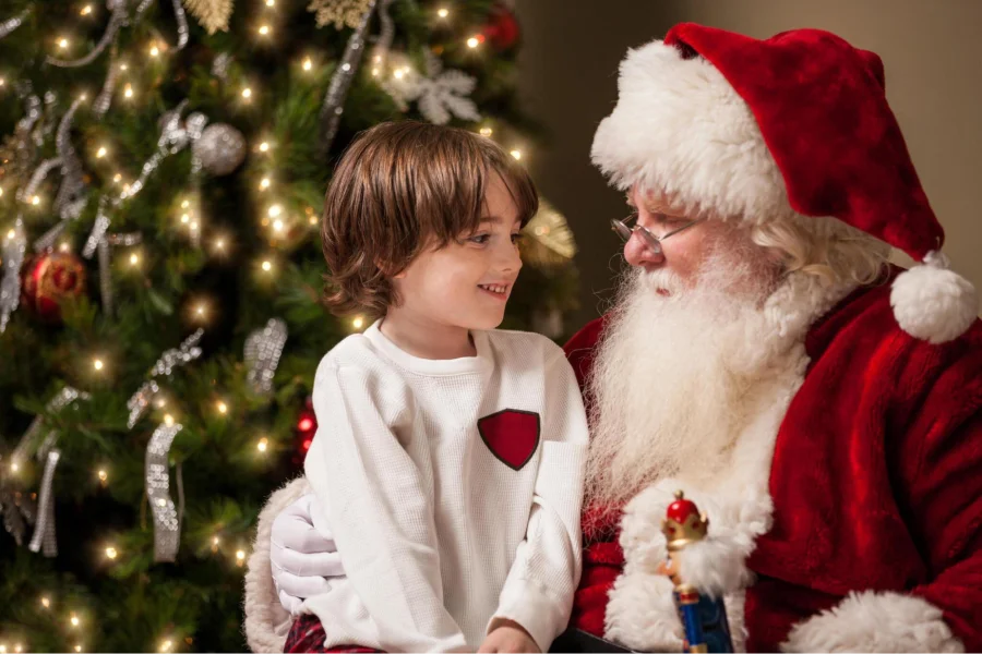 Chụp ảnh cùng Santa là hoạt động được rất nhiều người yêu thích, đặc biệt là trẻ em