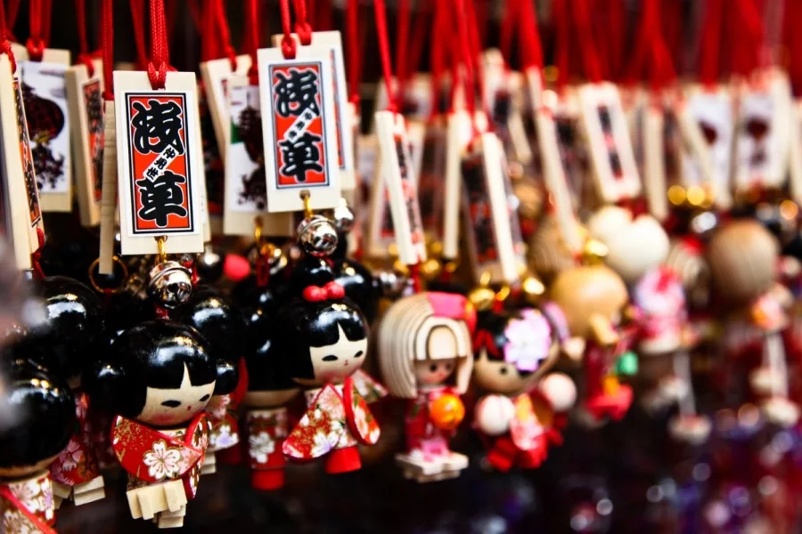 Đừng quên mua ít món quà lưu niệm khi đi du lịch Nhật Bản đến Oshino Hakkai nhé!