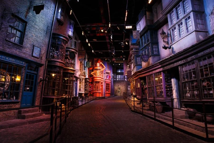 Dạo bước trong thế giới phù thủy diệu kỳ của Harry Potter chắc hẳn sẽ là một trải nghiệm vô cùng thú vị và độc đáo 