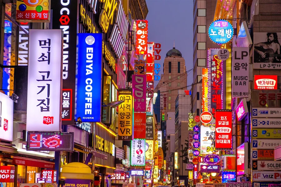 Du lịch Seoul còn thu hút du khách bởi những địa điểm mua sắm sầm uất và nhộn nhịp