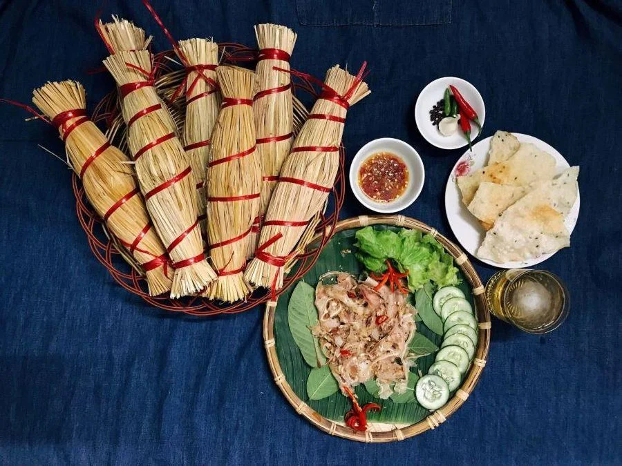 Chả tré rơm thường được gói trong những bó rơm nhỏ xinh