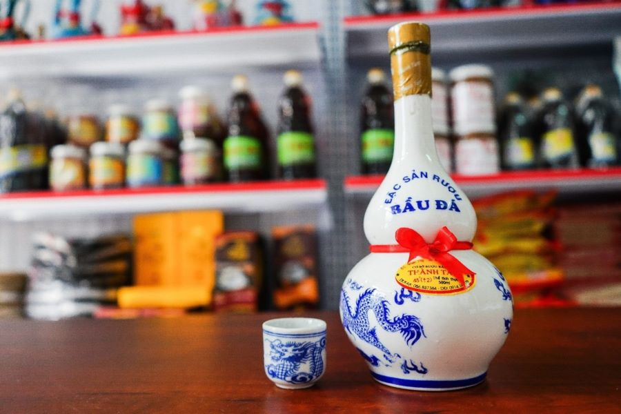 Rượu Bàu Đá là một loại rượu mạnh nổi tiếng ở Bình Định