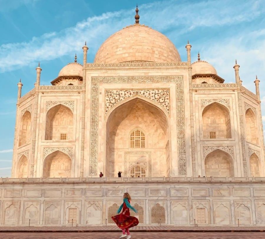 Ánh chiều tà in bóng trên những bức tường trắng tinh khiết của đền Taj Mahal