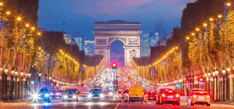 Những hàng cây dọc theo Đại lộ Champs-Elysées khoác lên mình chiếc áo lấp lánh ánh đèn