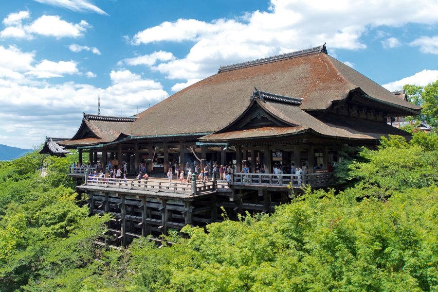 Tọa lạc trên ngọn núi Otowa hùng vĩ, chùa Kiyomizudera hiện lên hệt như một bức tranh sơn thủy hữu tình 