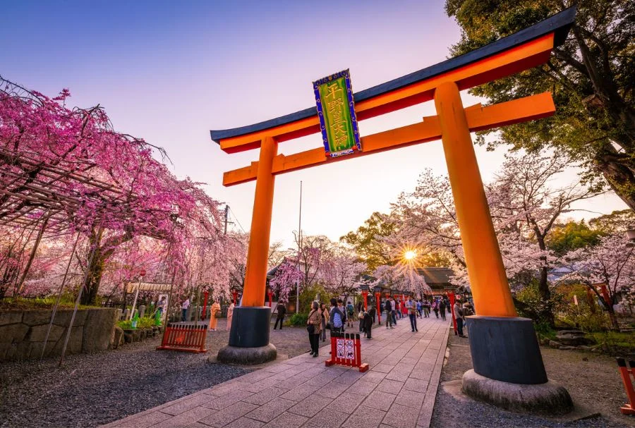 Du lịch Nhật Bản - dừng chân tại các địa điểm du lịch Kyoto nổi tiếng hứa hẹn sẽ mang đến du khách cơ hội được xuyên không trở về quá khứ huy hoàng