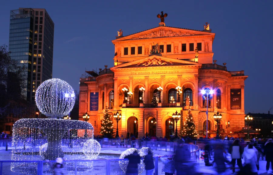 Khung cảnh lung linh lộng lẫy vào buổi đêm tại Nhà hát lớn Alte Oper