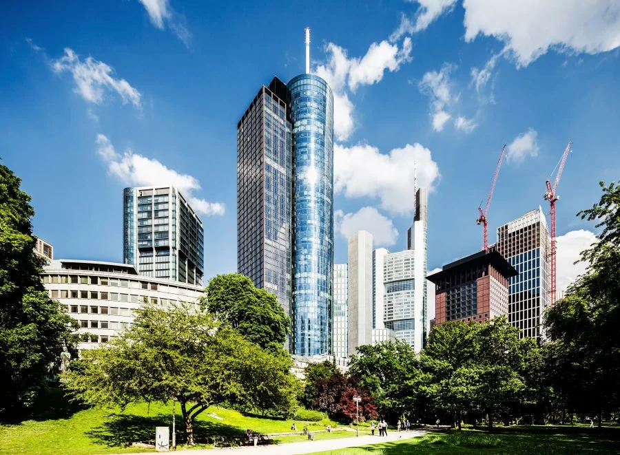 Main Tower là một tòa nhà nổi tiếng cao 56 tầng (khoảng 200m) tại thành phố Frankfurt của Đức