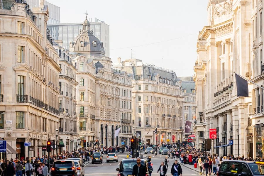 Phố Oxford được biết đến như một thiên đường mua sắm ở xứ sở sương mù