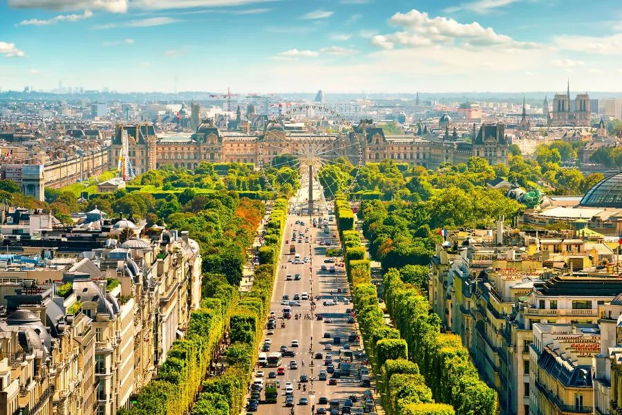 Đại lộ Champs-Elysées với chiều dài gần 2km là một trong những phố mua sắm đắt tiền nhất thế giới