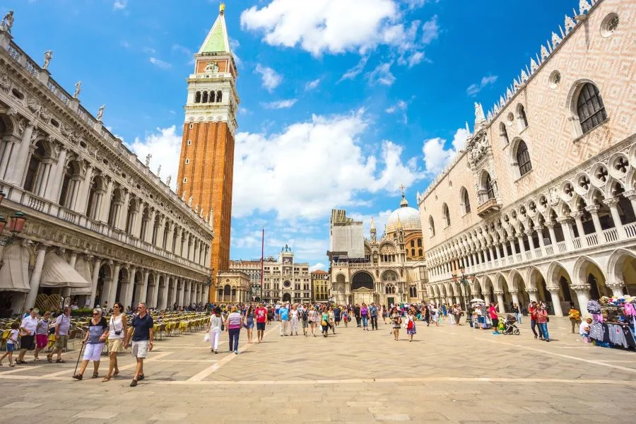 Dừng chân tại Phố Venice, du khách có thể lựa chọn những món đồ với của các hãng thương hiệu lớn với giá hợp lý