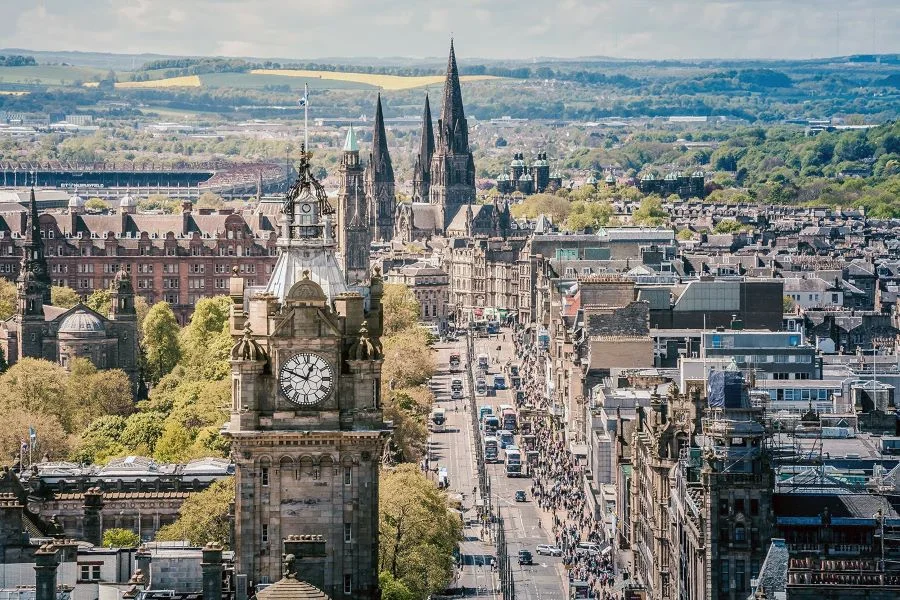 Phố Prince, Edinburgh là một trong những con phố mua sắm nổi tiếng trên thế giới