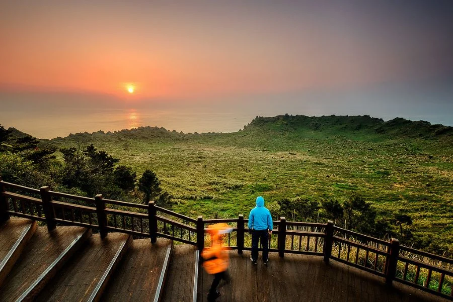 Đón bình minh trên đỉnh Seongsan Ilchulbong là một trải nghiệm được du khách đánh giá cao, nhất là những tay “săn ảnh” chuyên nghiệp 