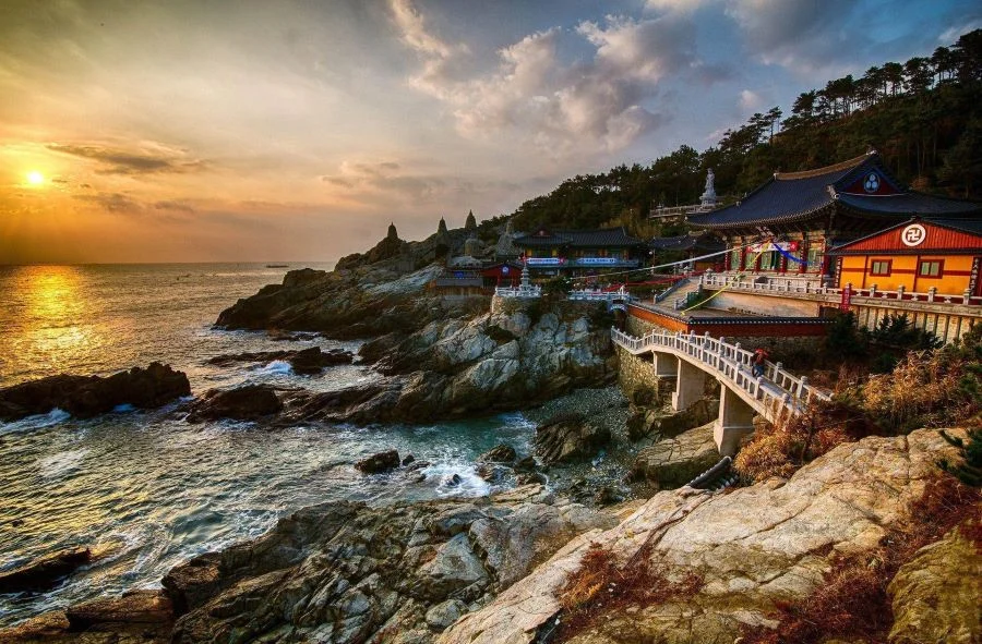 Toàn bộ khung cảnh ngôi đền Haedong Yonggungsa hiện lên hệt như bức tranh thủy mặc giữa lòng biển cả mênh mông
