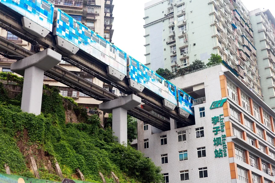Trùng Khánh sở hữu những hệ thống tàu đi xuyên qua các tòa nhà vô cùng độc đáo