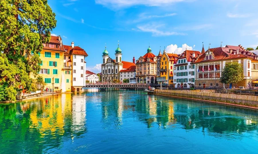 Thành phố Lucerne hiện lên như một bức họa giữa lòng Thụy Sĩ