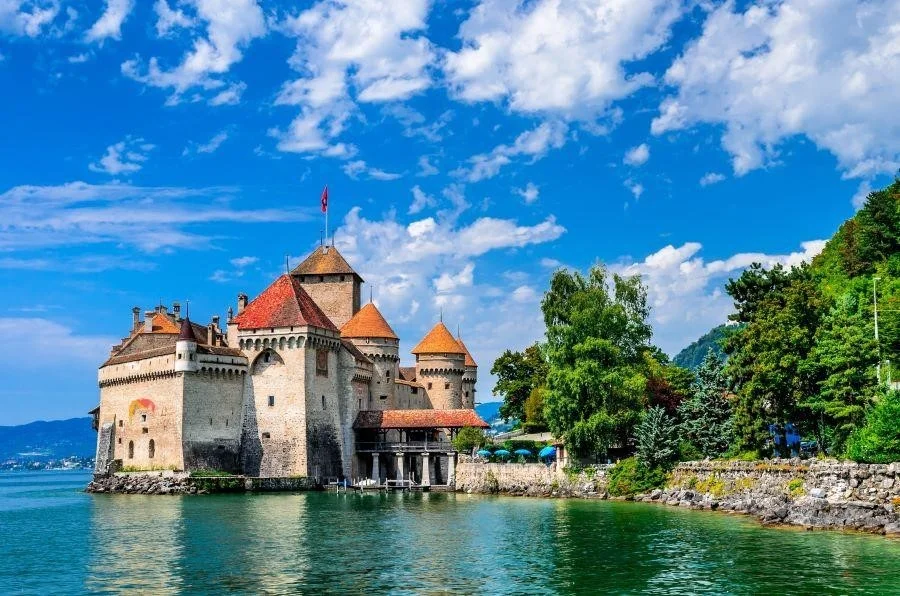 Chateau de Chillon nằm sừng sững trên hòn đảo đá cạnh bờ hồ Geneva thơ mộng