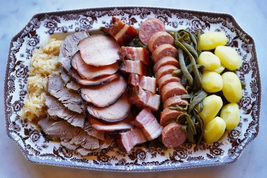 Bernese Platte thơm ngon hơn khi nấu cùng với khoai tây, dưa cải,...