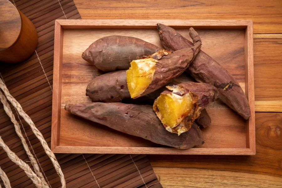 Khoai lang sau khi nướng chín bẻ ra có màu vàng ươm bắt mắt cùng mùi hương quyến rũ đặc trưng 