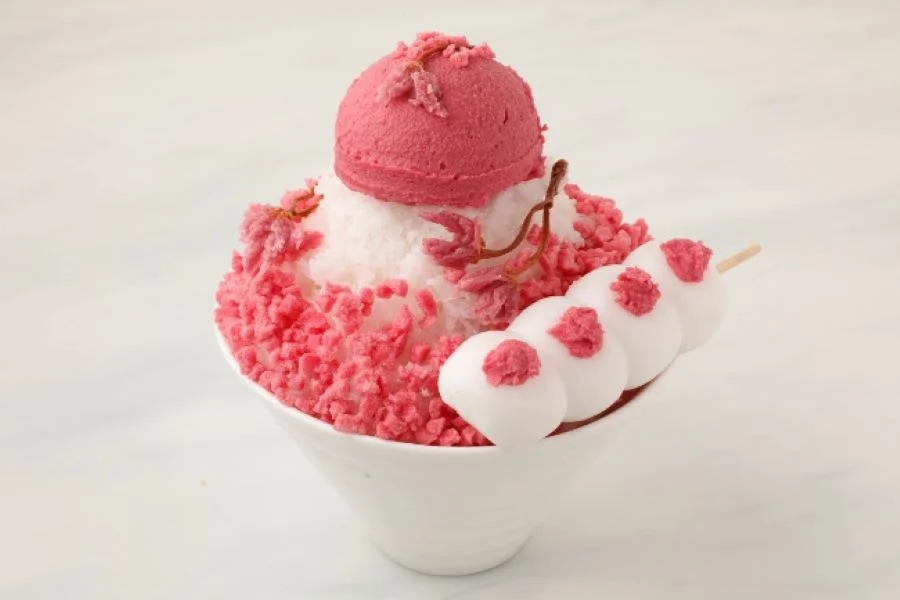Bingsu mát lạnh được thêm một chút hương vị ngọt ngào và màu sắc bắt mắt của những bông hoa anh đào