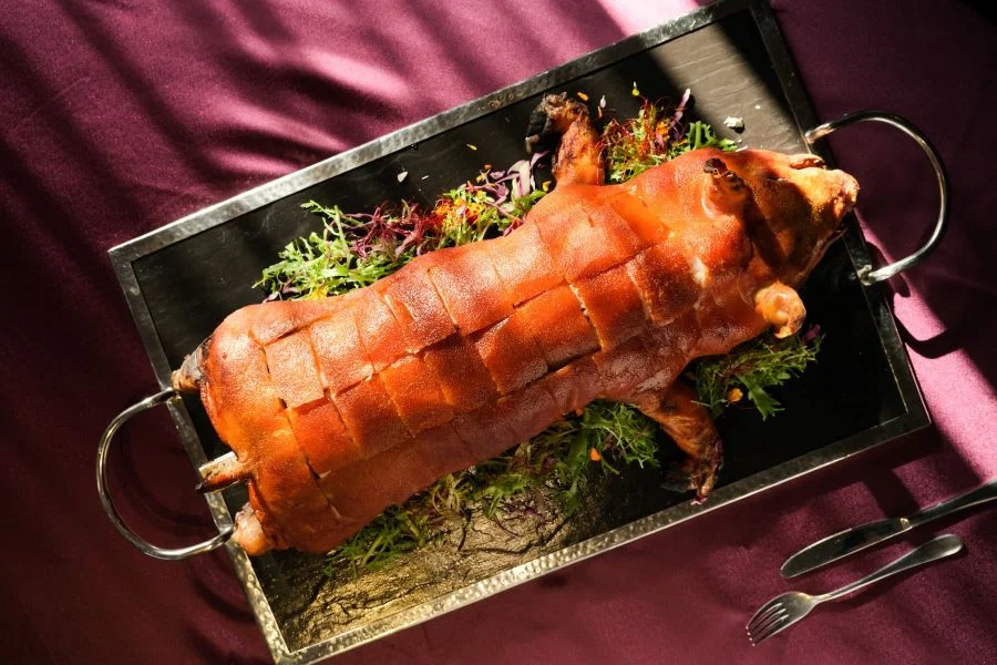 Heo sữa quay là món ăn đặc sản truyền thống rất nổi tiếng ở Quảng Đông 