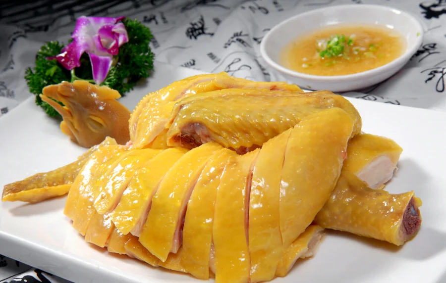 Gà xé phay trắng có màu sắc vàng ươm đẹp mắt, thịt gà rất mềm, ngọt thịt 
