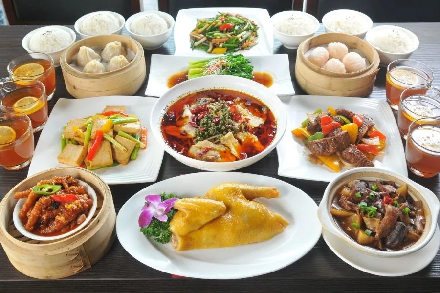 Ẩm thực Quảng Đông nổi bật với phong vị tinh tế và nhã nhặn, đa dạng cả về nguyên liệu lẫn cách chế biến