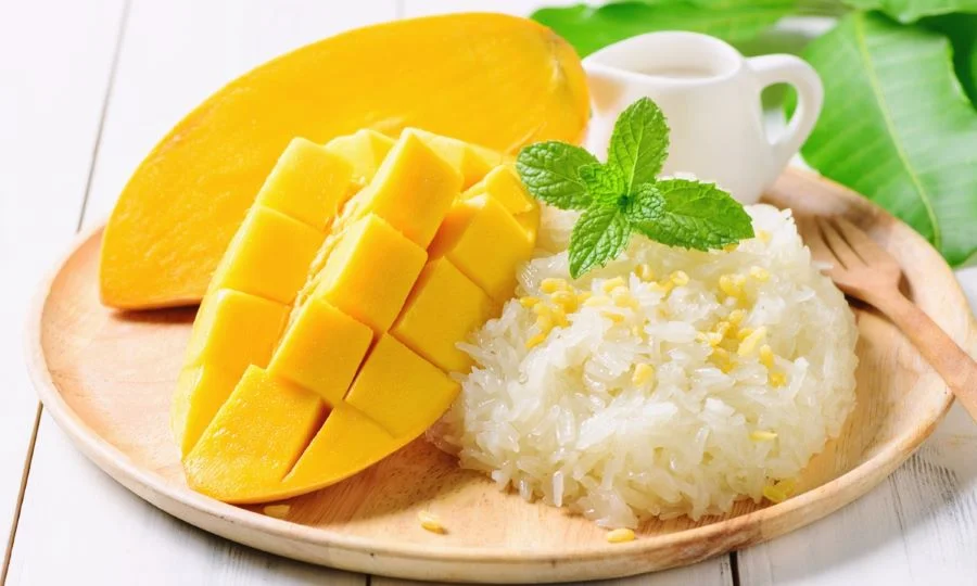 Miếng xoài chín thơm ngọt ăn cùng xôi dẻo trộn với nước cốt dừa béo ngậy