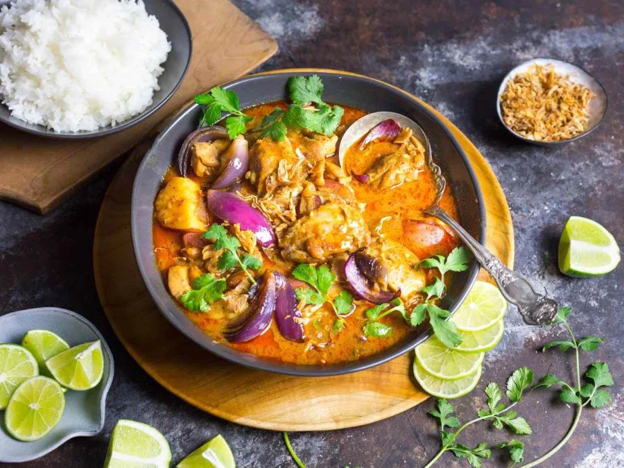 Cà ri Massaman ăn cùng với cơm trắng nóng hổi thì quả thực không gì sánh được
