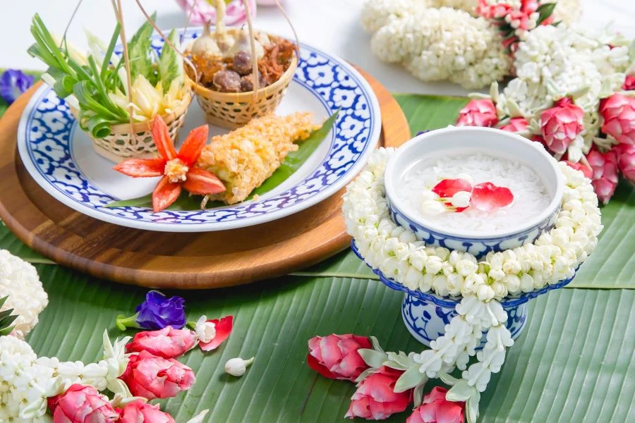 Nước ướp hương hoa là nguyên liệu quan trọng và có cách chế biến tỉ mỉ nhất trong Khao Chae